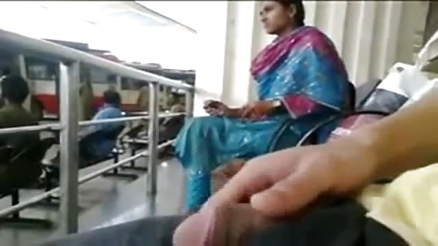 Prendiporno Embed: Un ragazzo indiano arrapato gioca col suo cazzo 
